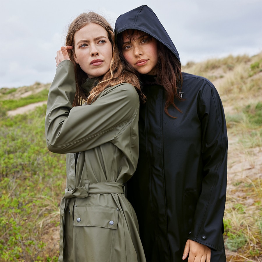 De perfecte lenteoutfit draag je met een lange regenjas Regenjas